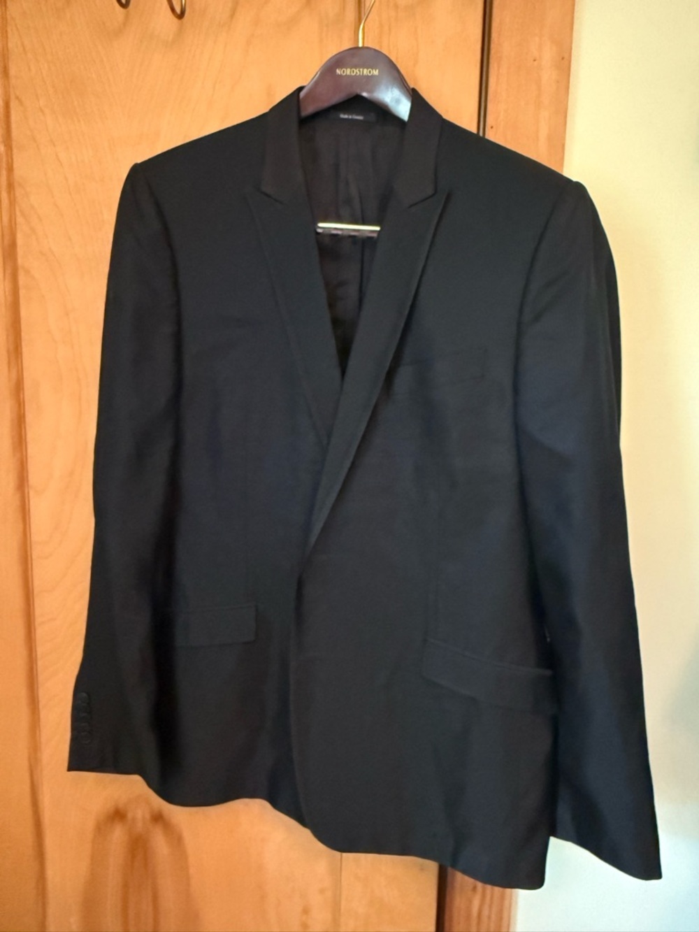 Elegant Men’s Versace Collection Navy Blazer w/subtle tonal pinstripe